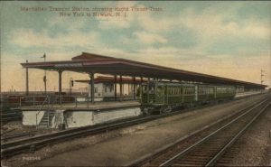 Station Manhattan Transfer. Aufnahme von 1911. Urheberrrecht: https://en.wikipedia.org/wiki/Manhattan_Transfer_station#/media/File:Manhattan_Transfer_station_postcard.jpg