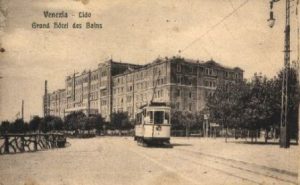 Bei einem Urlaub im Grand Hotel des Bains in Venedig kam Mann die Idee für die Nouvelle. Das Hotel diente auch als Aufenthaltsort für Aschenbach bei der Verfilmung des Romans (1991). Urheberrecht: Wikipedia.